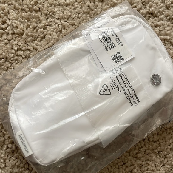 NWT Lululemon white everywhere belt bag 1L - Picture 3 of 9